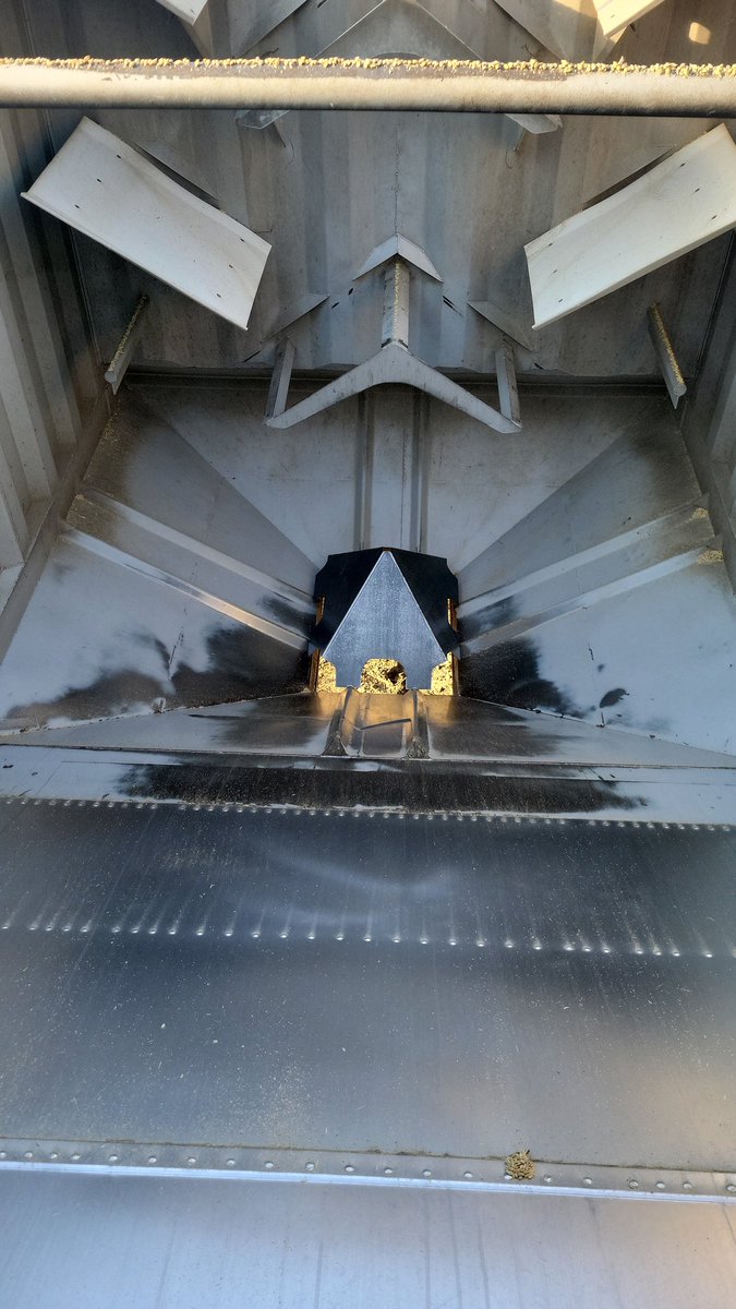 danielhfr's tweet image. Shutes too hard to open when the truck is full. This #backsaver takes the load of the shutes. Makes a big difference, #harvest22 order yours today. 🙂