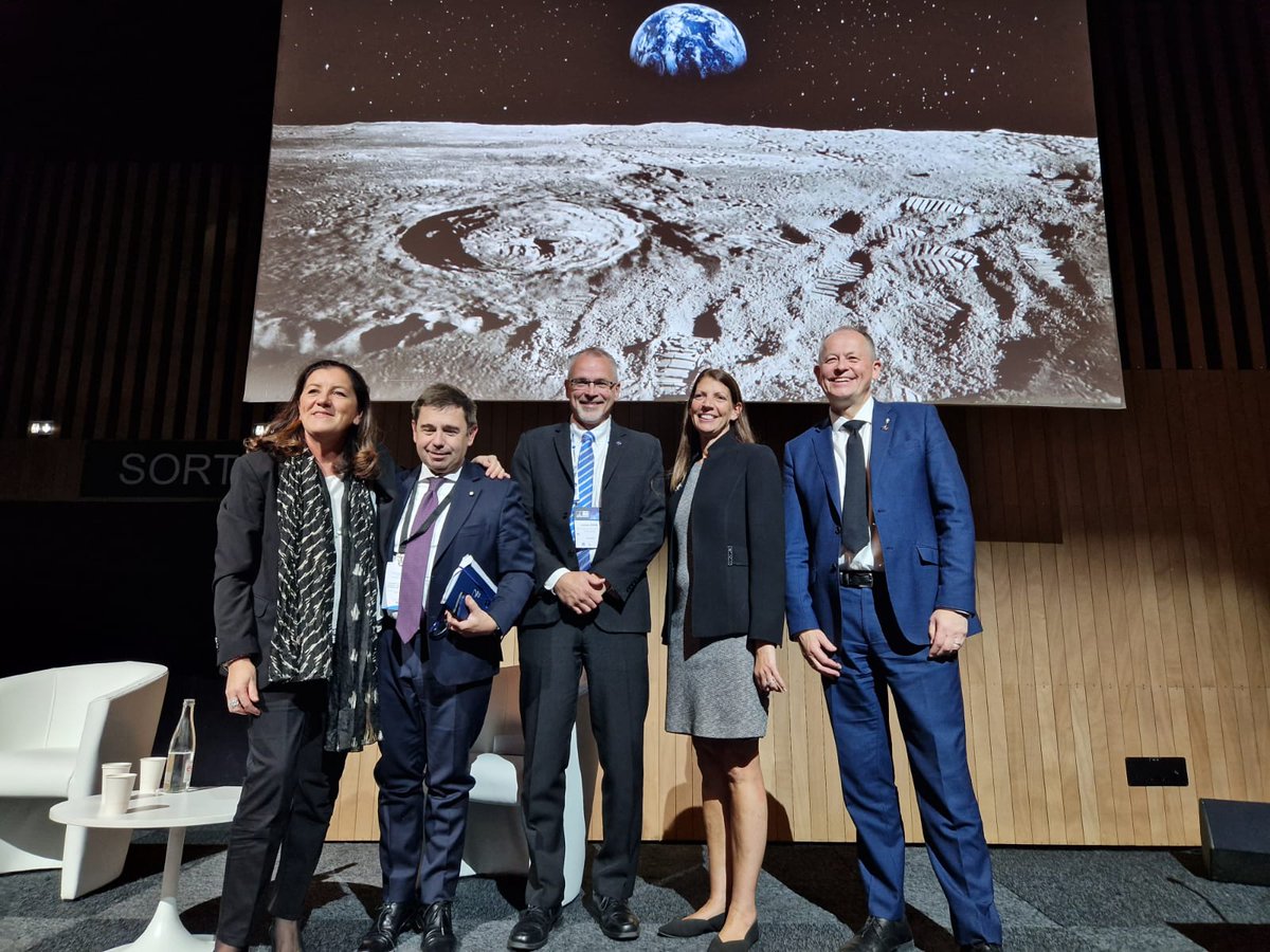 Thales_Alenia_S's tweet photo. Group picture at the end of the @iafastro panel. From left to right: Maria Antonietta Perino, @massimoc_square ,@JimFree, @LisaBCallahan, #DavidParker @esa
#IAC2022 #spaceforlife https://t.co/nXZh1by2ns