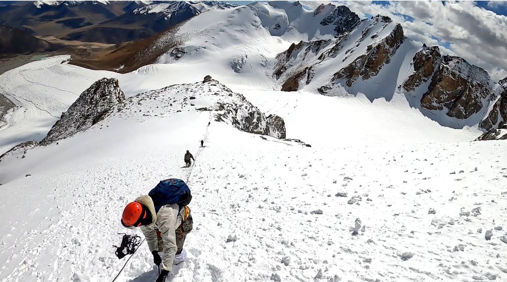 prasarbharti's tweet photo. Commemorating the #DiamondJubilee of Battle of Srijap, VC Paltan of #ParashuBrigade of @firefurycorps successfully conducted Mountaineering Expedition to Kangju Kangri (6725m) & Kakstet Kangri (6580m) on #Pangong Range. Team was flagged in by GOC Lt.Gen Anandya Sengupta in Leh. https://t.co/PMu0QMXv7z