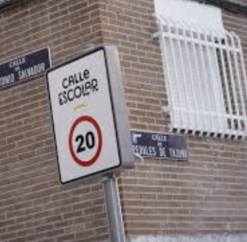 Transxte's tweet photo. Por lo tanto, recuerda, en calles:

✅ De plataforma única
✅ Prioridad residencial
✅ Con limitación a <20 km/h

Se puede circular a contramarcha ciclista https://t.co/hbZS21BBgG