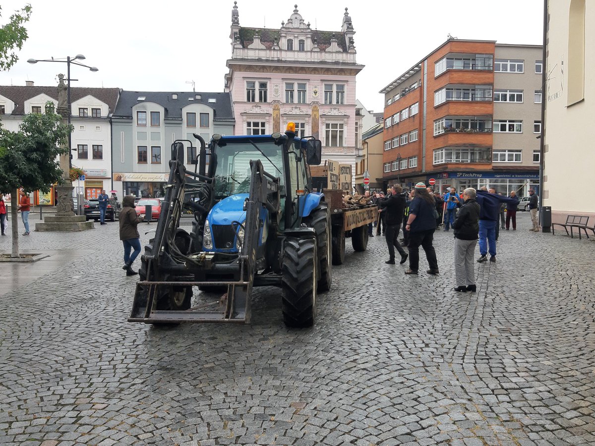 stepanjiri1's tweet photo. Dnes Náchodem prošli pastevci z Broumovska,  kteří se neustále potýkají s útoky vlků na svoje stáda.  Poslední se stal tuto neděli nad ránem. Celkem 10 ovcí bylo vlky zardoušeno  a dalších 12 bylo potrháno. 
Situace je neudržitelná! Co dělají ministerstva? Co dělají odpovědní???? https://t.co/NKULKio8uX