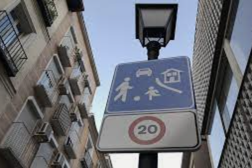 Por lo tanto, recuerda, en calles:

✅ De plataforma única
✅ Prioridad residencial
✅ Con limitación a <20 km/h

Se puede circular a contramarcha ciclista