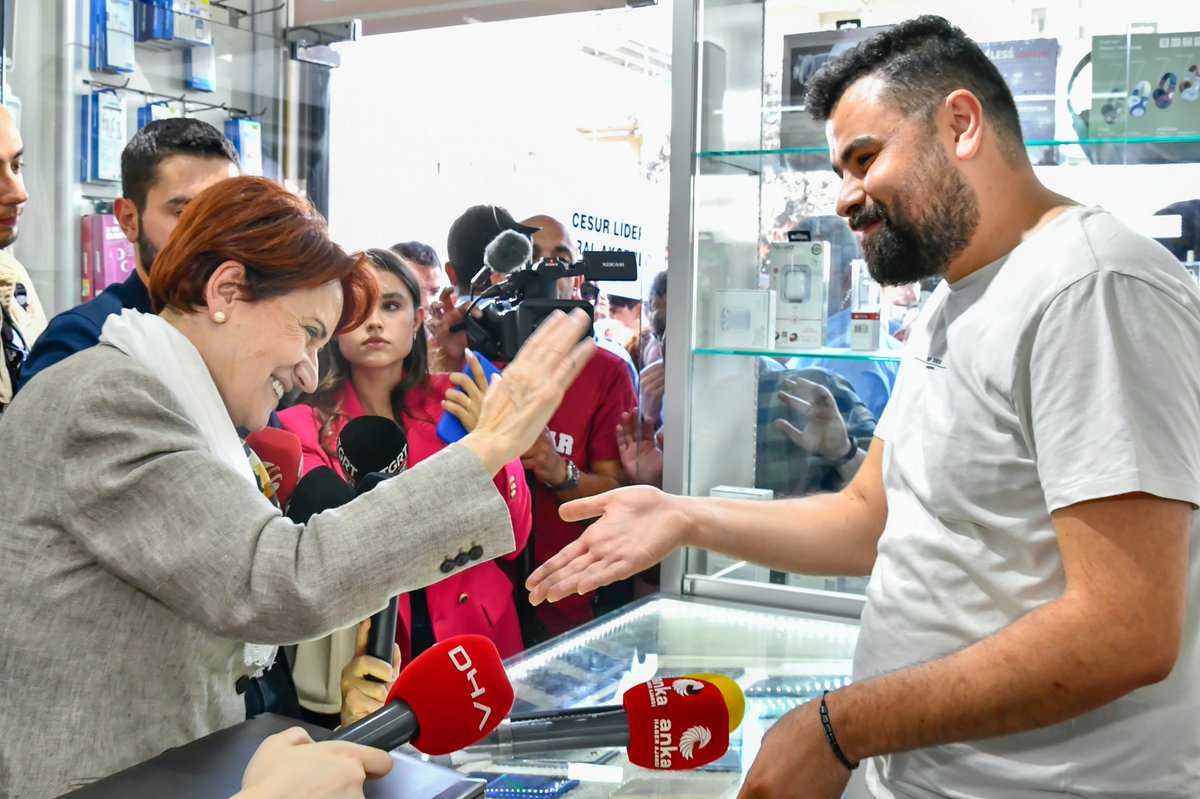 iyiparti's tweet photo. Etimesgut'tayız...☀️

Borçlarla boğulan esnafımızla,
3.500 lira maaşla 5.000 lira kira ödeyen emeklilerimizle,
Gözü yaşlı annelerimizle,
Nefes almak isteyen her bir vatandaşımızla;

Tüm dertlerimizden birlikte kurtulacak, bu düzeni hep beraber değiştireceğiz!

#AzKaldı https://t.co/zUK1f618oc