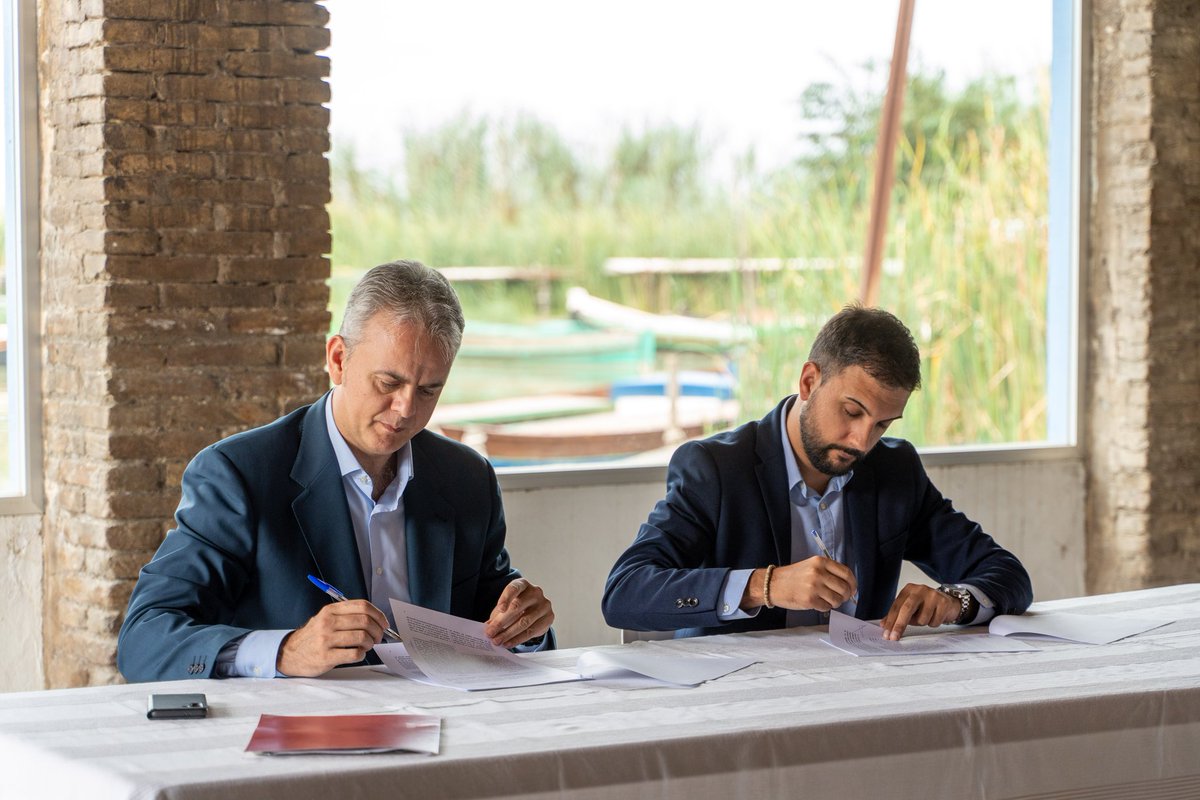 Hector_Illueca_'s tweet photo. Acabe de signar un conveni amb el Consell Agrari Municipal de València per al foment de l'ús de la palla d'arròs com a material de bioconstrucció. És un important pas endavant que situa a la Comunitat Valenciana al capdavant de la innovació arquitectònica sostenible. Seguim! https://t.co/mtBYK0pKZE