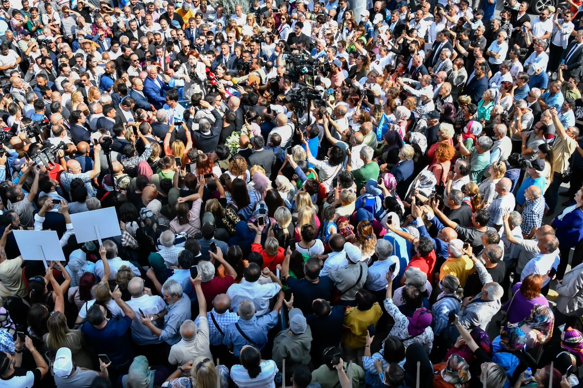 Etimesgut'tayız...☀️

Borçlarla boğulan esnafımızla,
3.500 lira maaşla 5.000 lira kira ödeyen emeklilerimizle,
Gözü yaşlı annelerimizle,
Nefes almak isteyen her bir vatandaşımızla;

Tüm dertlerimizden birlikte kurtulacak, bu düzeni hep beraber değiştireceğiz!

#AzKaldı