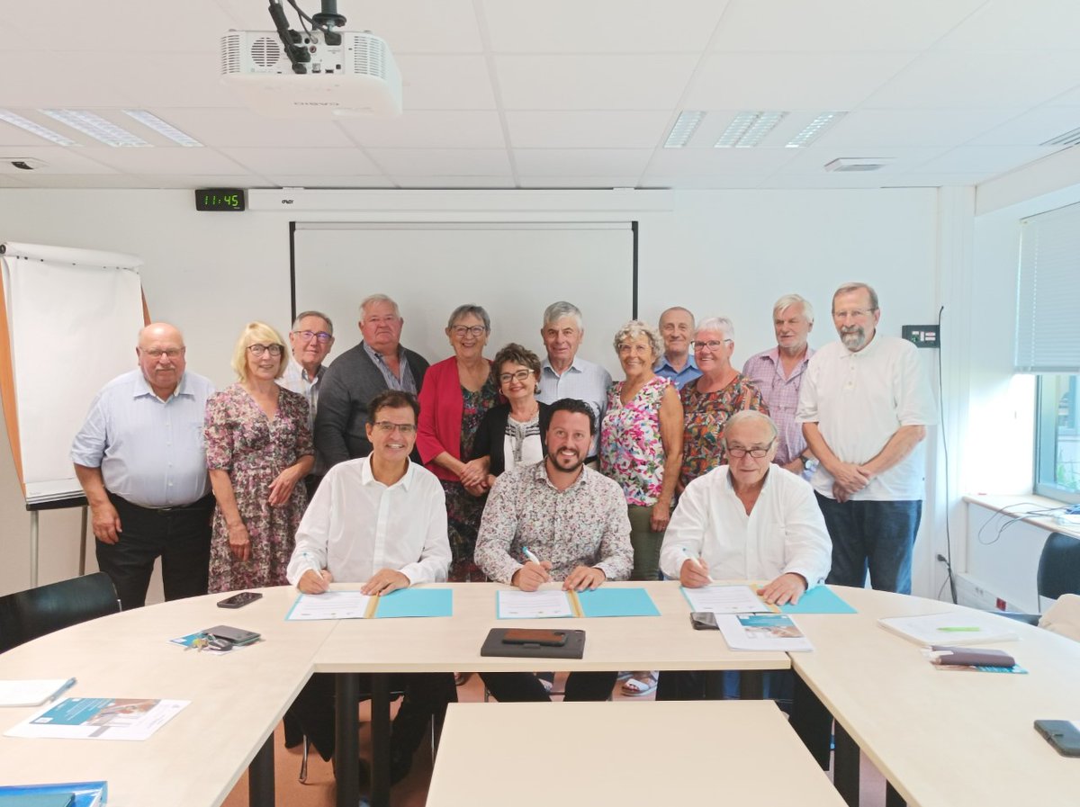 ✍️#Solidarité Vendredi 16 septembre, une charte partenariale a été signée entre le #Dept17, les Associations <a href="/GMouvement/">Générations Mouvement</a>
 et <a href="/VoisinSolidaire/">Voisins Solidaires</a>
 autour du dispositif l'#HeureCivique en Charente-Maritime.
👉la.charente-maritime.fr/actualites/et-…