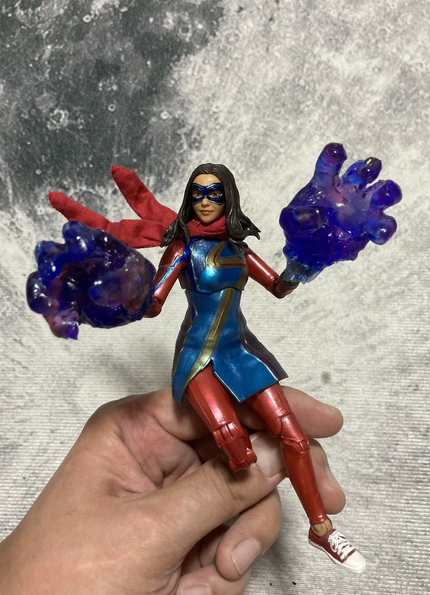 ym_swim's tweet photo. マーベルレジェンド　ミズマーベル
題して「ハルクの手も借りたいカスタム」

エフェクトパーツないから作りましたよ⚡️
#MsMarvel 
#アメトイカスタム
#カスタムフィギュアが見れるタグ https://t.co/2fxotSXubE