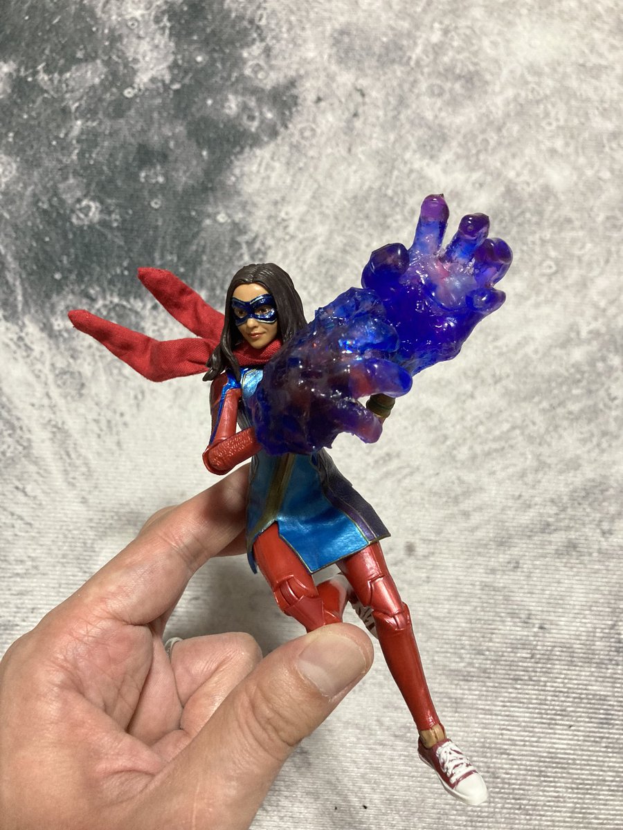 ym_swim's tweet photo. マーベルレジェンド　ミズマーベル
題して「ハルクの手も借りたいカスタム」

エフェクトパーツないから作りましたよ⚡️
#MsMarvel 
#アメトイカスタム
#カスタムフィギュアが見れるタグ https://t.co/2fxotSXubE