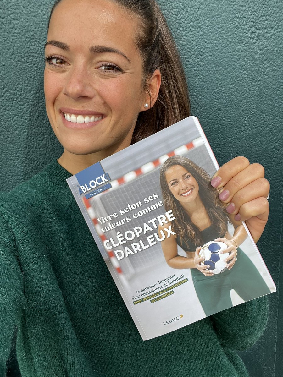 CleoDarleux's tweet photo. 😊Mon livre sort le 6 octobre! Et est en pré commande ici: https://t.co/Y6YsJE5Vr5 https://t.co/i7dDgZvBXW