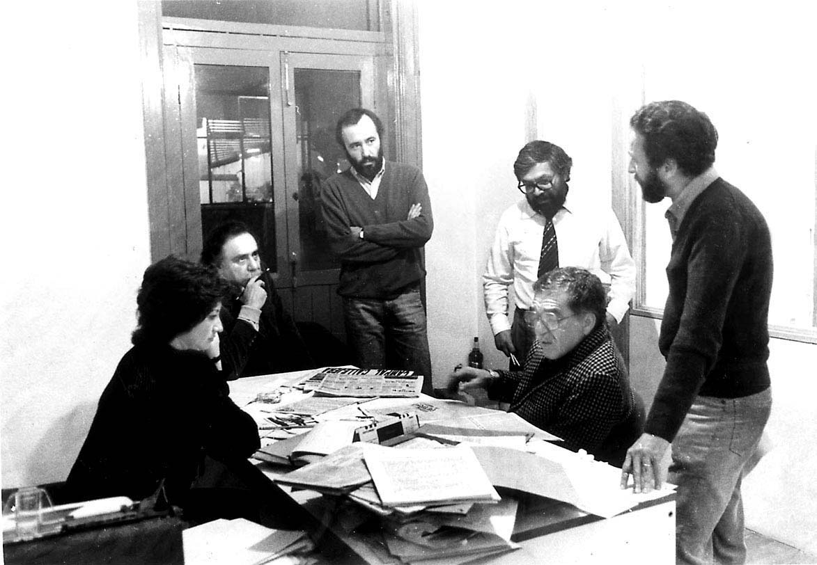 lajornadaonline's tweet photo. #LaJornada, 38 largos años.

Contra la corriente y en una industria en el que la prensa es un negocio de empresarios o instrumento de políticos, 'La Jornada' nació como un órgano informativo hecho y dirigido por periodistas profesionales.
#38Aniversario 
https://t.co/r0aocnGj09 https://t.co/yTpxFojK8z