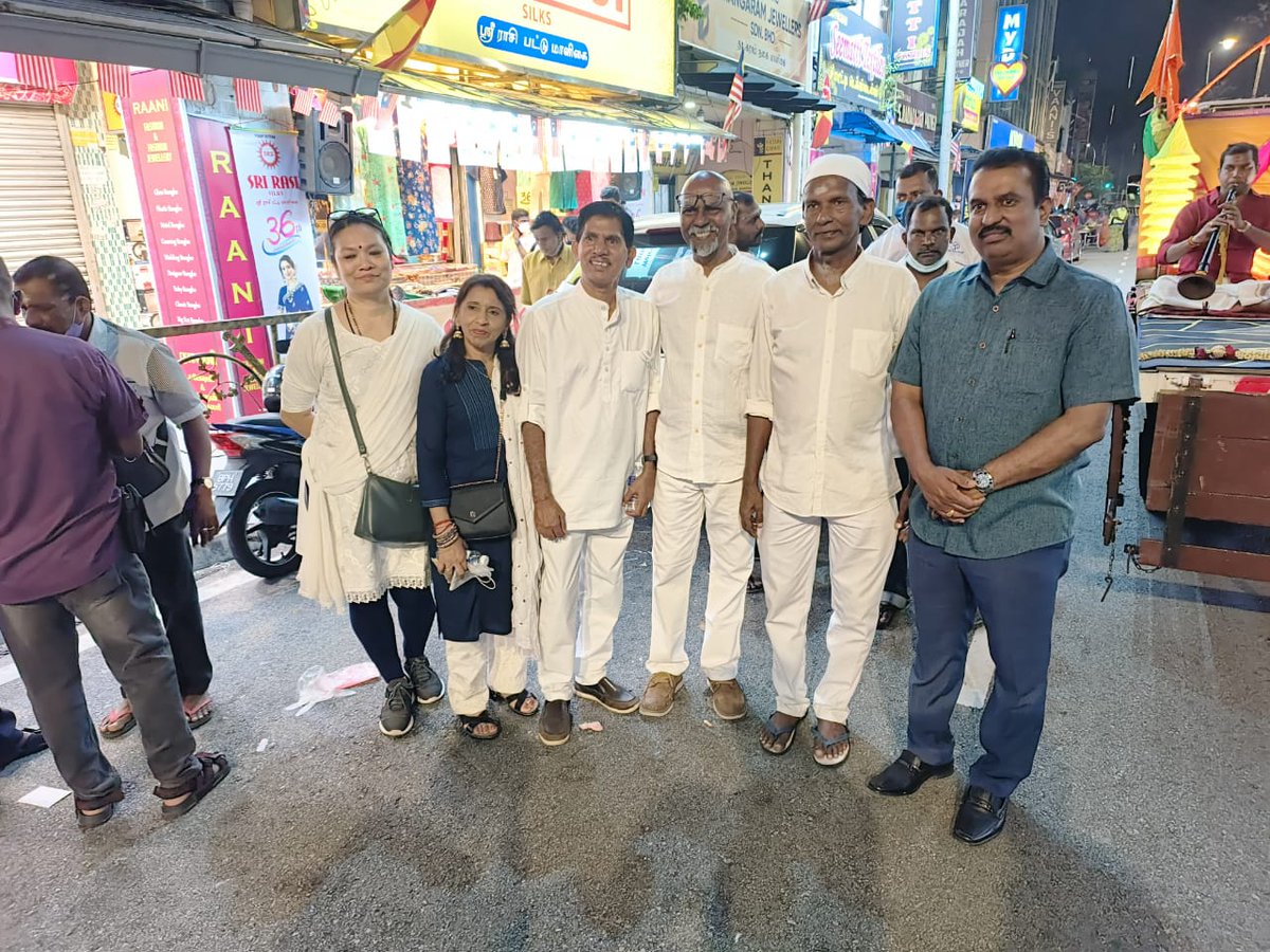 AnanthanSoma's tweet photo. Bersama Penganut-penganut Shirdi Sai Baba/Maha Avathar Babaji Malaysia di Klang, Selangor.
#DrSAnanthan #TYTTSV #MIC #OmSaiRam #AvatharBabaji #Klang #keluargaMalaysia https://t.co/SkgMYgvLTw