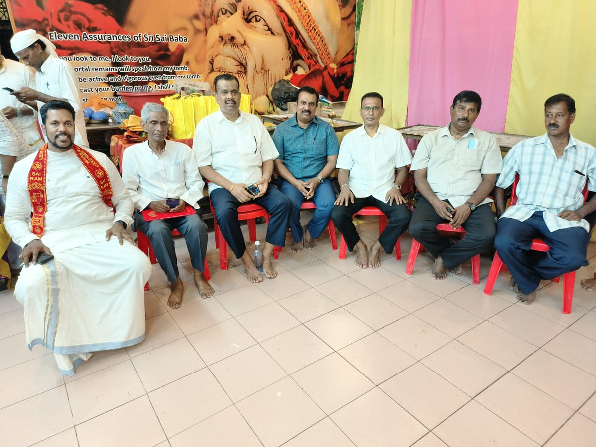 AnanthanSoma's tweet photo. Bersama Penganut-penganut Shirdi Sai Baba/Maha Avathar Babaji Malaysia di Klang, Selangor.
#DrSAnanthan #TYTTSV #MIC #OmSaiRam #AvatharBabaji #Klang #keluargaMalaysia https://t.co/SkgMYgvLTw
