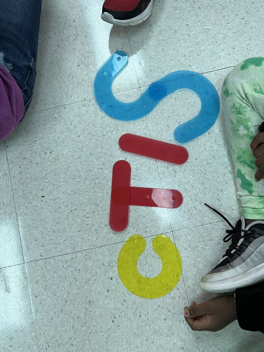kinderdeiderich's tweet photo. We are working collaboratively today to construct the alphabet after reading “Alphabet Under Construction” #Reynproud. #RosehillRocks. #Mustangs https://t.co/YTKCSEtgnW