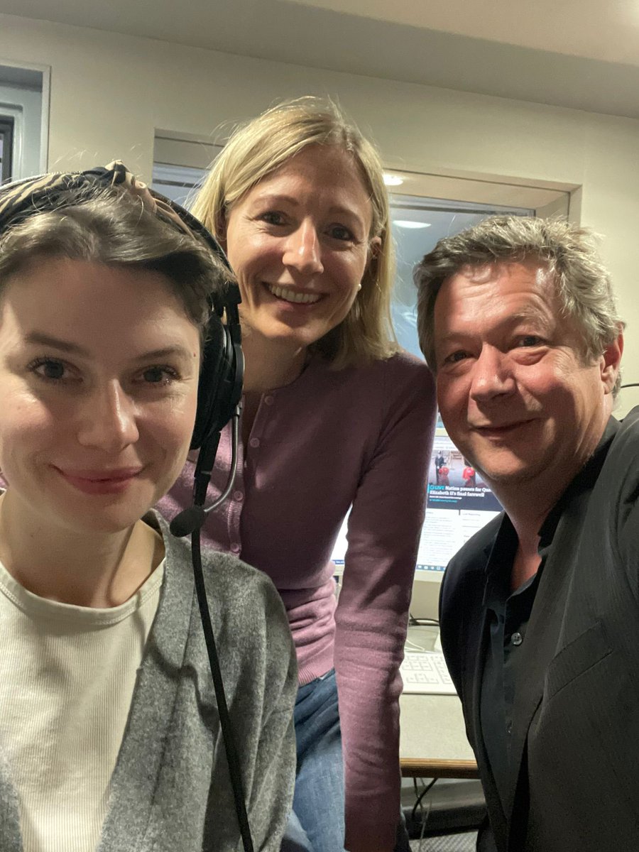 Über 100 Live-Gespräche haben wir für die Radio-Sender der ARD heute schon geführt. Tag 10 der Trauerfeierlichkeiten in London neigt sich dem Ende. Bestes Team der Welt! 

#QueenElizabethII 

<a href="/FranziskaHoppen/">Franziska Hoppen</a>, <a href="/Bluesboy1402/">Thomas Spickhofen</a>, Imke Köhler und <a href="/BiesingerGabi/">Gabi Biesinger</a>