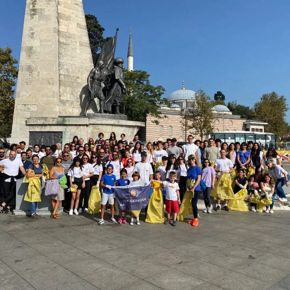 Çöp benim değil ‼️
Ama bu gezegen benim 😇

Her sene düzenlenen 81 şehirde 273 noktada yapılan temizlik hareketi ile çöp körlüğünü yenmek ve farkındalık oluşturmak için Beşiktaş sahilindeydik.

#letsdoit #beşiktaş #temizlik #gönüllülük #çevre #mayafikirkulübü