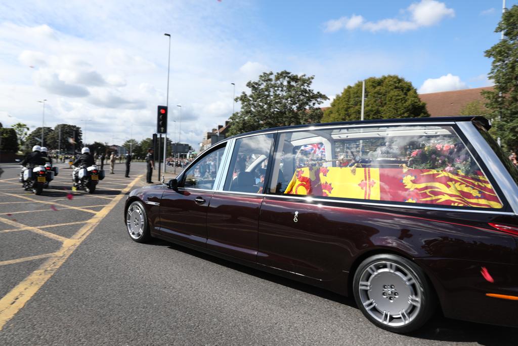 LBofHounslow's tweet photo. #Hounslow residents have lined the streets to pay their respects to #QueenElizabethII as she makes her final journey through the borough. #Hounslowmourns #Queensfuneral #queenelizabeth https://t.co/4g75wXGMHl