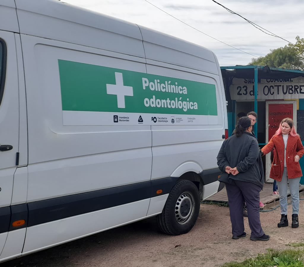 Virginia_567's tweet photo. Hoy comienza a funcionar el segundo policlinico móvil de odontología que va a recorrer puntos del territorio de @Municipiod, F y E gracias al trabajo conjunto entre @montevideoIM @Fodonudelar, fundación juntos y el Municipio D. Hoy en el barrio 23 de octubre 🦷 ✅ https://t.co/ii4i85SomI