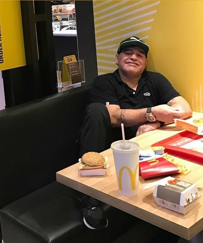 CarusoManias's tweet photo. Acá se pudre 💥

RT: Un Mc con Diego 🍔
FAV: Unos mates con Messi 🧉 https://t.co/ClFD1robPe