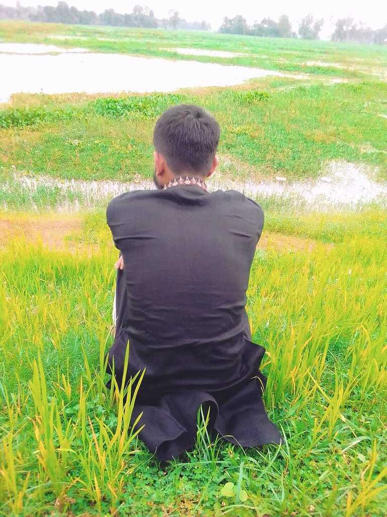 ভাসছে নোনা স্রোতে দুনয়নের স্বপ্ন, বিষন্ন মনে আজ একাকিত্ব ঘিরে, ভাঙা হৃদয় তবুও পূর্ব কল্পনায় মগ্ন,যদিও ভালোবাসা স্তব্ধ স্মৃতির ভীড়ে। #md_mahabub_rahman instagr.am/p/CisKjZXh-RU/