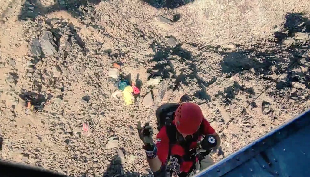 MostafaRrt's tweet photo. The #rescue_operation of the Red Crescent @Iranian_RCS Rapid Response Team #RRT of Tehran Province in the heights of #Tehran #Lavasanat and the air transport of the injured person(woman)to #Milad_Hospital in Tehran.
#Everywhere_For_Everyone🏥🌍
#Überall_für_alle
#همه_جا_برای_همه https://t.co/slJ4R32XgY