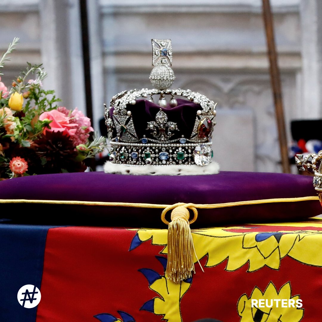 flashnewscz's tweet photo. Královna bude pohřbena v malé kapli na zámku Windsor. Na stejném místě, kde je pohřbený i král George, královna matka, princezna Margaret a princ Filip.

Windsor je místem odpočinku více než tuctu anglických a britských panovníků. Většina je ovšem pohřbena v kapli svatého Jiří. https://t.co/m1AXs51qQ4