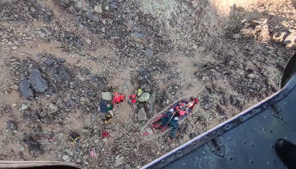 MostafaRrt's tweet photo. The #rescue_operation of the Red Crescent @Iranian_RCS Rapid Response Team #RRT of Tehran Province in the heights of #Tehran #Lavasanat and the air transport of the injured person(woman)to #Milad_Hospital in Tehran.
#Everywhere_For_Everyone🏥🌍
#Überall_für_alle
#همه_جا_برای_همه https://t.co/slJ4R32XgY