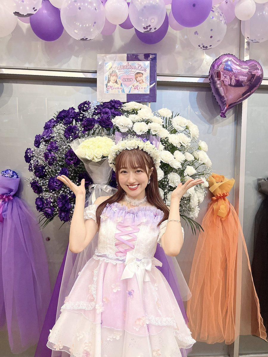osu_moeka's tweet photo. 卒業衣装はオーダーで世界に一つだけのドレスを作っていただきました🤍💜🙇‍♀️

2人でシミラールック！デザインは違うのにニコイチ感があって私たちの理想が詰めまれたかわいいドレス😭肩も透け感も後ろのリボンも細部まで全部かわいい💗

卒業グッズ買ってくれた方ありがとう♡
ずーっと大切にしてねっ♡ https://t.co/uX8C9YSXaE