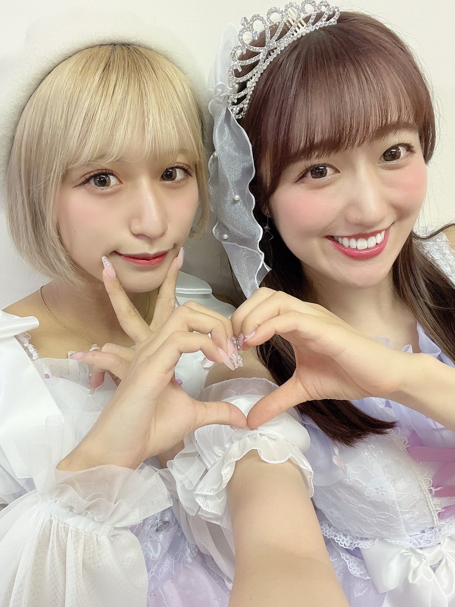 osu_moeka's tweet photo. 卒業衣装はオーダーで世界に一つだけのドレスを作っていただきました🤍💜🙇‍♀️

2人でシミラールック！デザインは違うのにニコイチ感があって私たちの理想が詰めまれたかわいいドレス😭肩も透け感も後ろのリボンも細部まで全部かわいい💗

卒業グッズ買ってくれた方ありがとう♡
ずーっと大切にしてねっ♡ https://t.co/uX8C9YSXaE