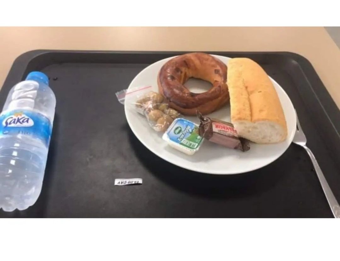 JustRick12's tweet photo. Televizyonlarda öğrencimizin yanındayız edebiyatları yapın sonra verdiğiniz yemeklere bakın. Yumurta bile yok bu nasıl kahvaltı? Savaşta mıyız?Ne yaptı bu öğrenciler size? Düzgün beslenemeyen öğrenci nasıl düzgün düşünüp bir şeyler üretsin? #kyk #kykyurt #kyksorunları #kahvaltı https://t.co/Fz8MHpuHNY