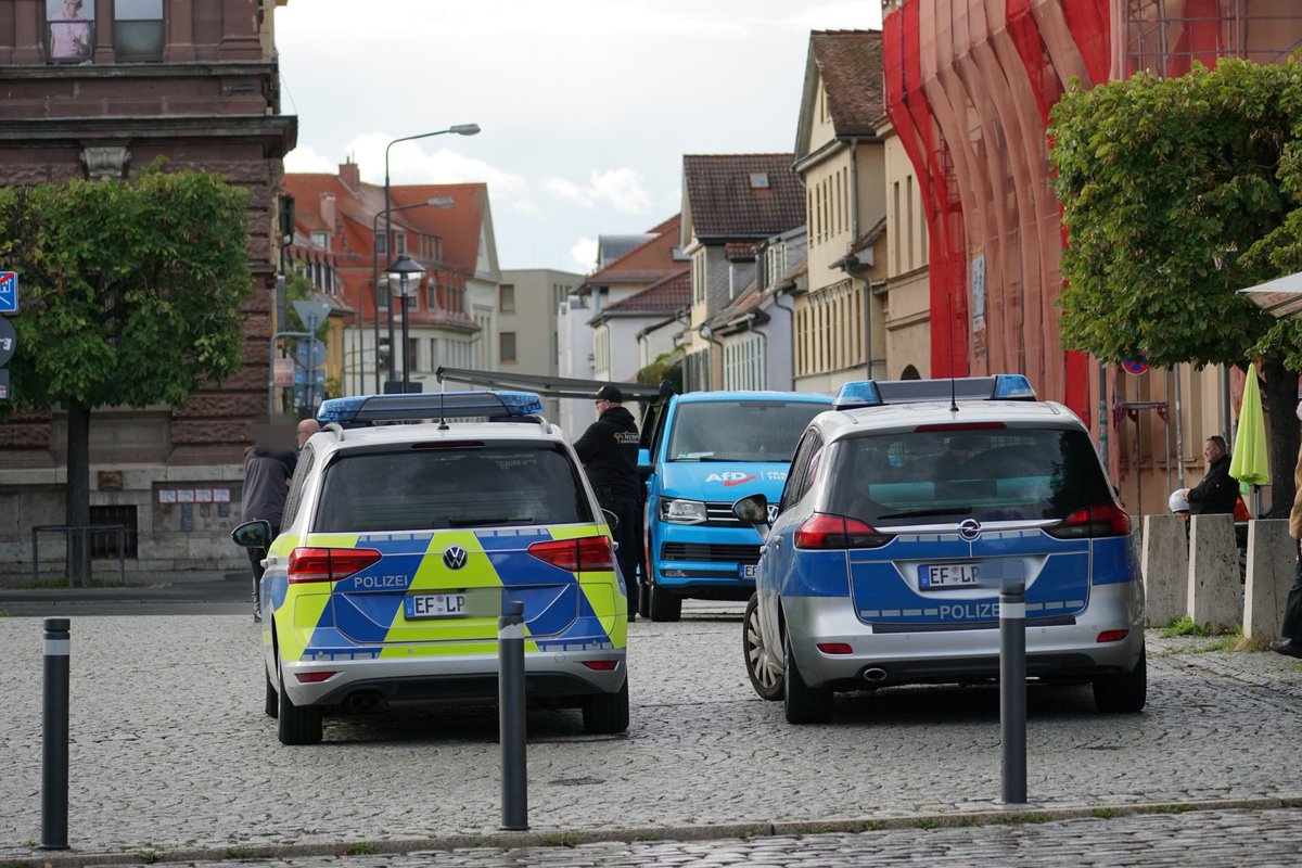 RabanEisler's tweet photo. Zwischendurch war ein zweiter Streifenwagen da, mittlerweile ist es wieder nur noch einer. Großer Andrang von Passant*innen bleibt aus. Ob das nun an mangelndem Interesse oder am eher schlechten Wetter liegt, lässt sich nicht klar sagen. 
#Weimar https://t.co/839hEKl6Ut