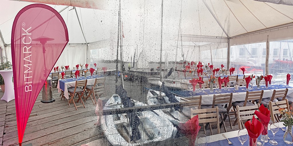 Team_BITMARCK's tweet photo. 200 #BITMARCKerinnen und #BITMARCKer haben vergangenen Freitag dem Regen getrotzt und es sich unter Heizpilzen im Café Prüsse an der #Außenalster beim Sommerfest unseres #Hamburger #Standorts gemütlich gemacht. #Danke für den schönen Abend! https://t.co/CxojXRhWZu