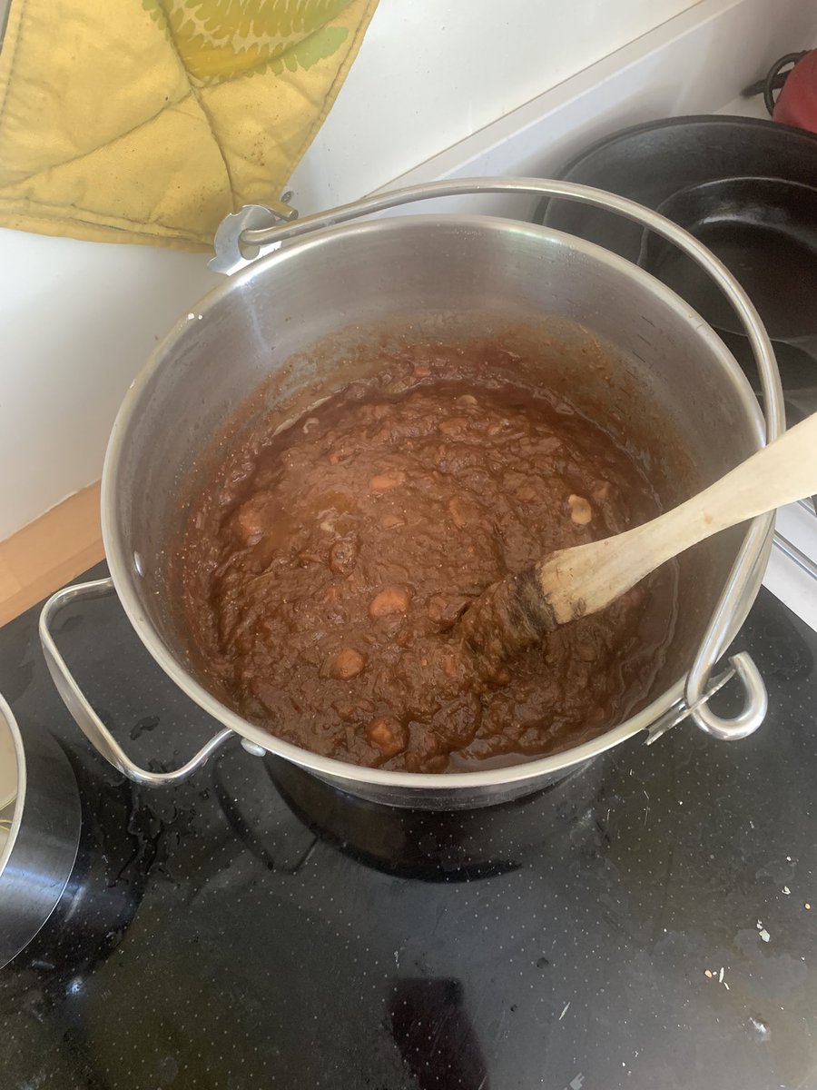 megalicious_me's tweet photo. Seven jars of Prosecco Rhubarb Jelly, a vat of Fig and Rhubarb Chutney. A productive weekend! @geniuswithinCIC #GeniusJam #GeniusChutney #ChristmasinSeptember https://t.co/wAH3RGB1CH