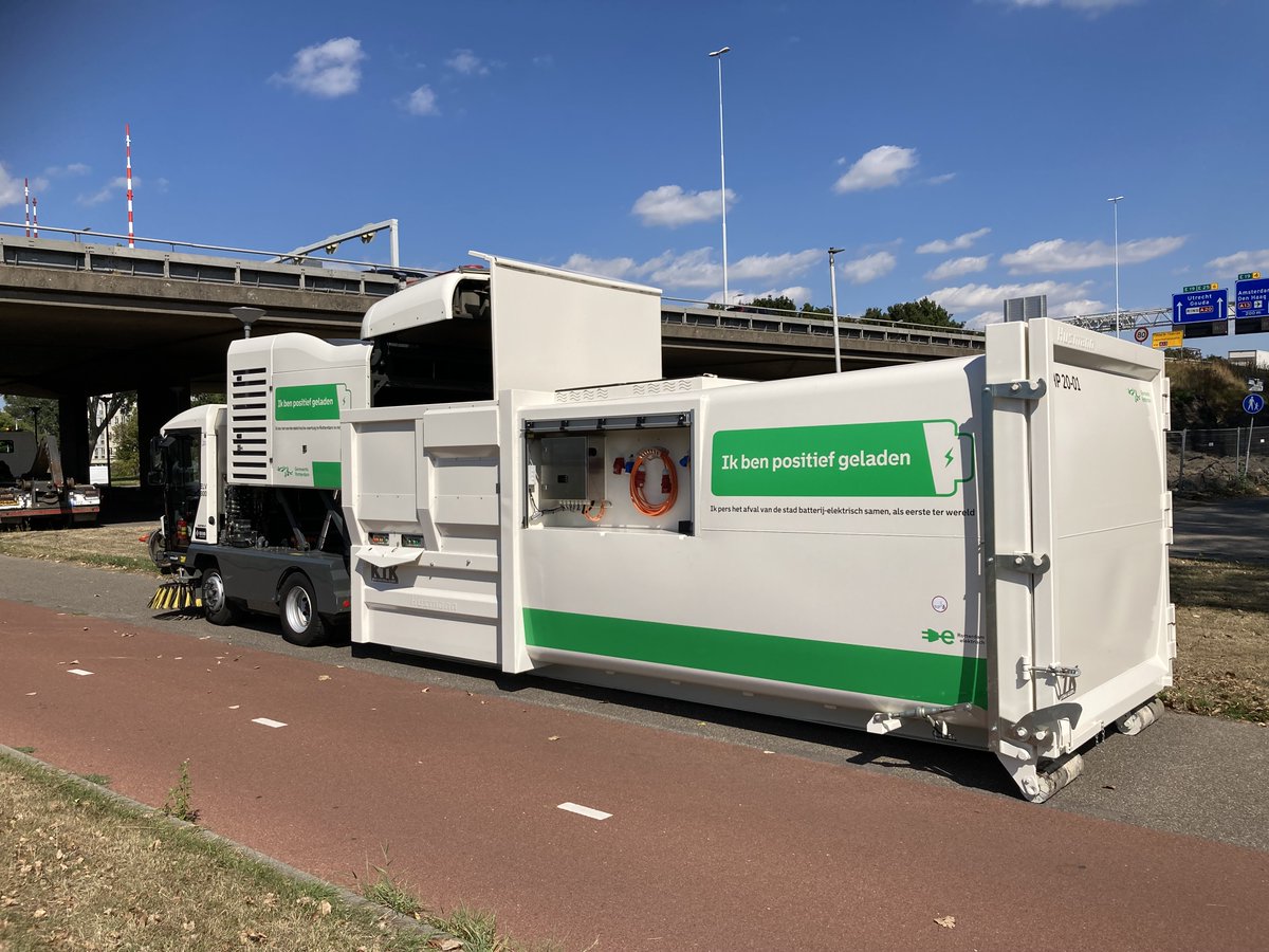 duurzaam010's tweet photo. Rotterdamse primeur: een #perscontainer die werkt op een accu.π Hierdoor hoeft hij geen vaste plaats meer te hebben en kan hij dicht bij de plek gezet worden waar de veegmachines aan het werk zijn. Die hoeven dan minder vaak heen en weer te rijden. β‘οΈ https://t.co/dCIIRxB2F7 https://t.co/mKrengbjYR