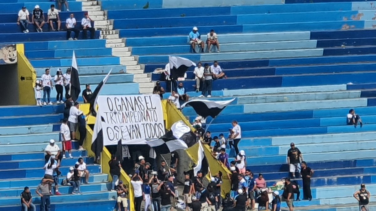 Kike_Melgar's tweet photo. Jugadores la concha de su madre por que no pones huevos si ALIANZA es lo mas grande..

Menos fotos MAS COMPROMISO.
ESTA @BarraBrava_AFC se respesta!! https://t.co/zbPzhZ40id