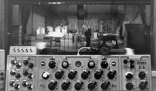 savehulmehip's tweet photo. 25/11/1955, Manchester Guardian “The BBC has completed negotiations for purchase of the #PlayhouseTheatre, at #Hulme #Manchester, & will use it as sound studio for variety programmes produced at #BBCManchester which had been staged on Sunday evenings from the #HulmeHippodrome.” https://t.co/hnosFA0kD7