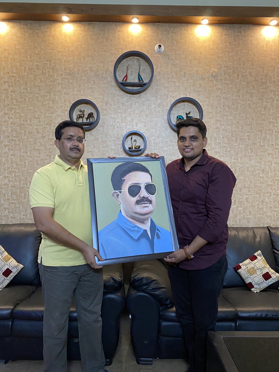 DhirendraSacha2's tweet photo. Feeling very nice to get a hand made oil painting portrait of mine by Saathi Gaurav Nagar Patel from Greater Noida.. I was amazed to see the fineness in painting .. heartily thanks to our Saathi for such beautiful surprise 💐 https://t.co/znmY9phGn8