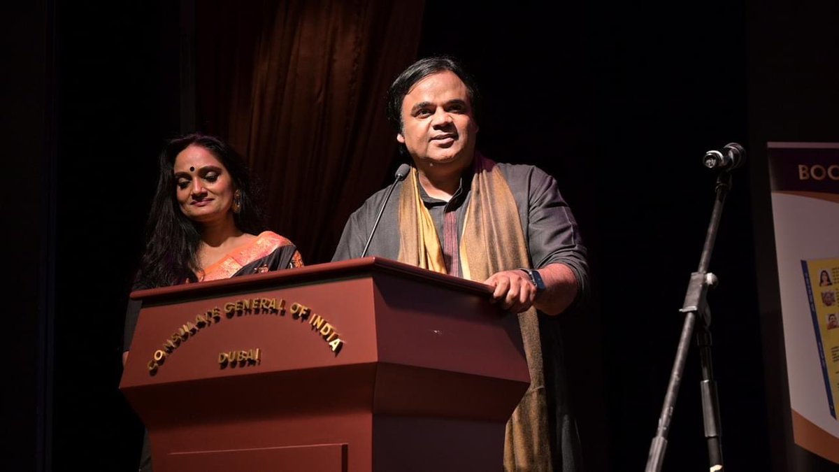 AalokTweet's tweet photo. भारत से बाहर अपने कविता-घर में एक दीपक और जला आया. @cgidubai में लेखिका करुणा राठौर के पहले कविता संग्रह ‘हर बात में तेरा ज़िक्र’ का विमोचन किया. इन आज़ाद नज़्मों से मन का आज़ाद होना थोड़ा कठिन लगा. एक बार फिर साधुवाद करुणा जी. शुक्रिया #cgidubai 🌼

#BookRelease #Dubai https://t.co/JjbJ9jECpW