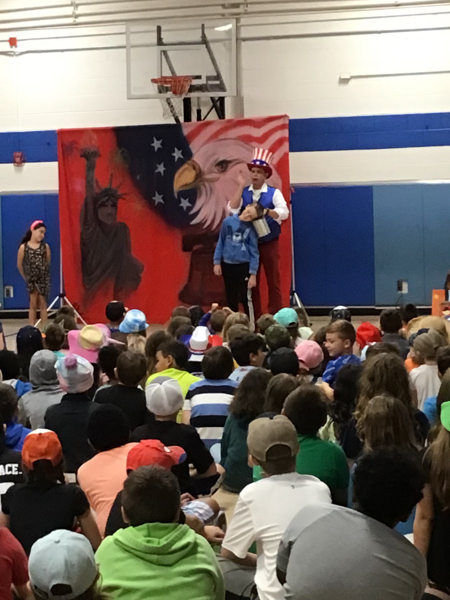 keith_tonn's tweet photo. With Constitution Day upon us, students at Twain were treated to our first assembly of the year - Uncle Sam's Comedy Jam. Students learned about the Articles of Confederation, the U.S. Constitution, and the Bill of Rights. πΊπΈβοΈ#FraserFamily #TeamTwain #assemblyshows https://t.co/lRrA7RSV9p