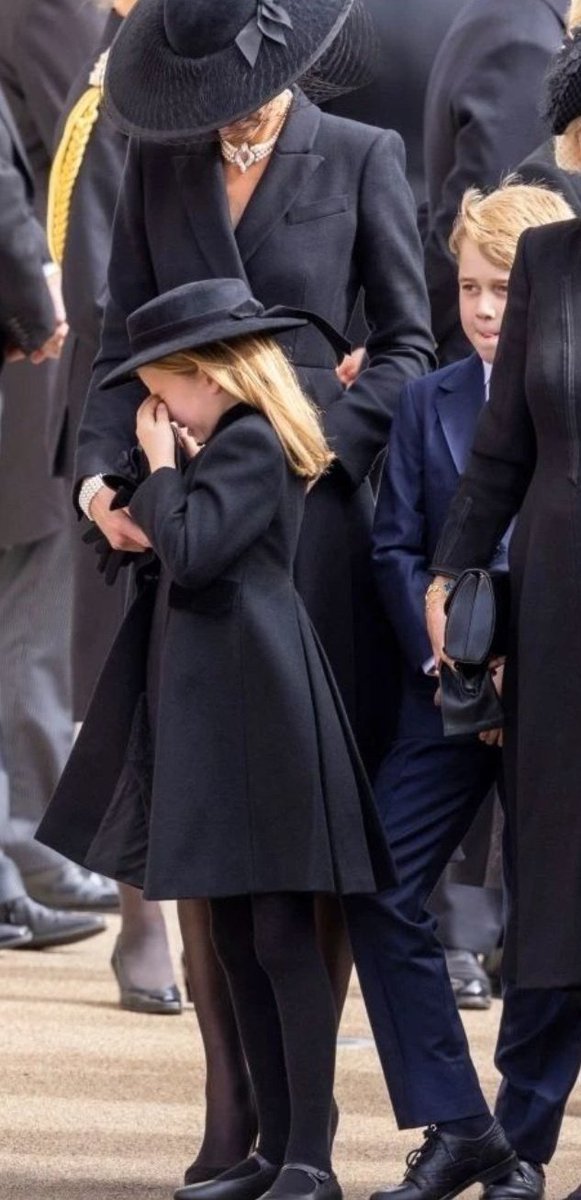 badgalvale's tweet photo. this photos broke my heart.

#QueenElizabethII 
#queensfuneral https://t.co/BpyWHM5mAc