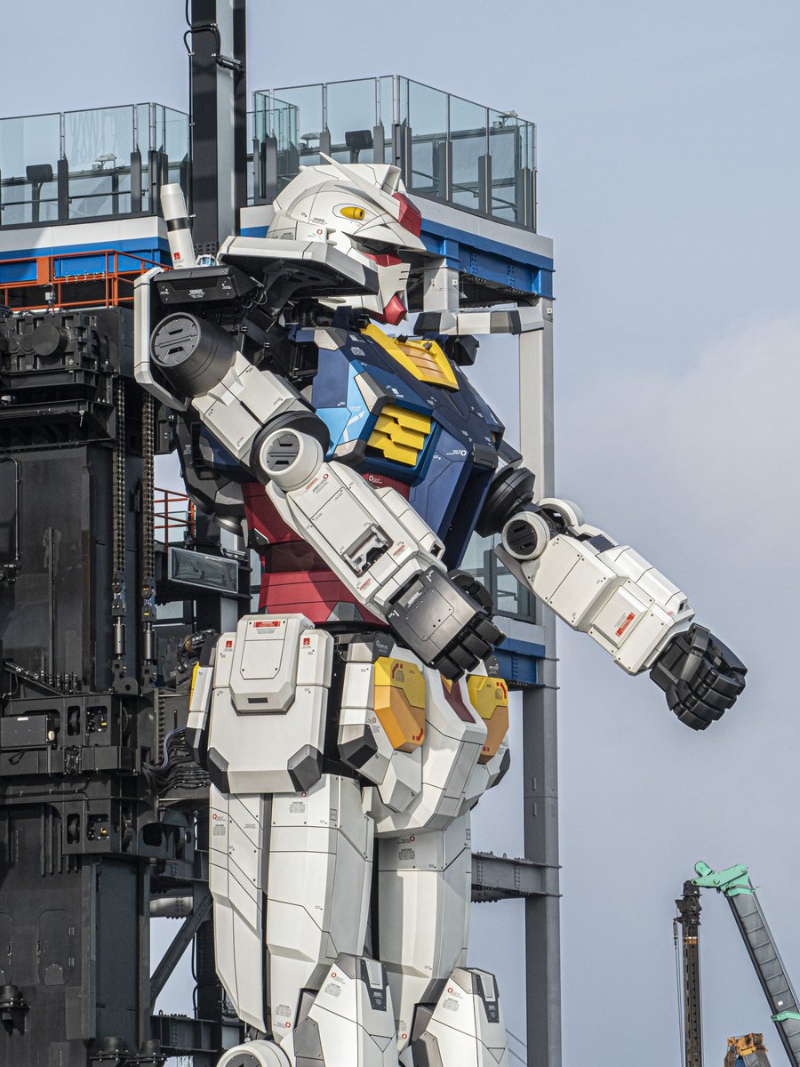 yoshi115t's tweet photo. GUNDAM FACTORY YOKOHAMA
まだ〝動く実物大ガンダム〟建造中に台風上陸があり、その際に『台風対策の固定』がされる様子は見る事が出来ましたが、あの頃は近くまで寄れなかったので再度、観察して来ました。
固定は「腕部ー腰ーDock」を繋げて行います。
腰の外装を外しつつDock側でも作業は進行 #GFY https://t.co/2isl8iWCnH
