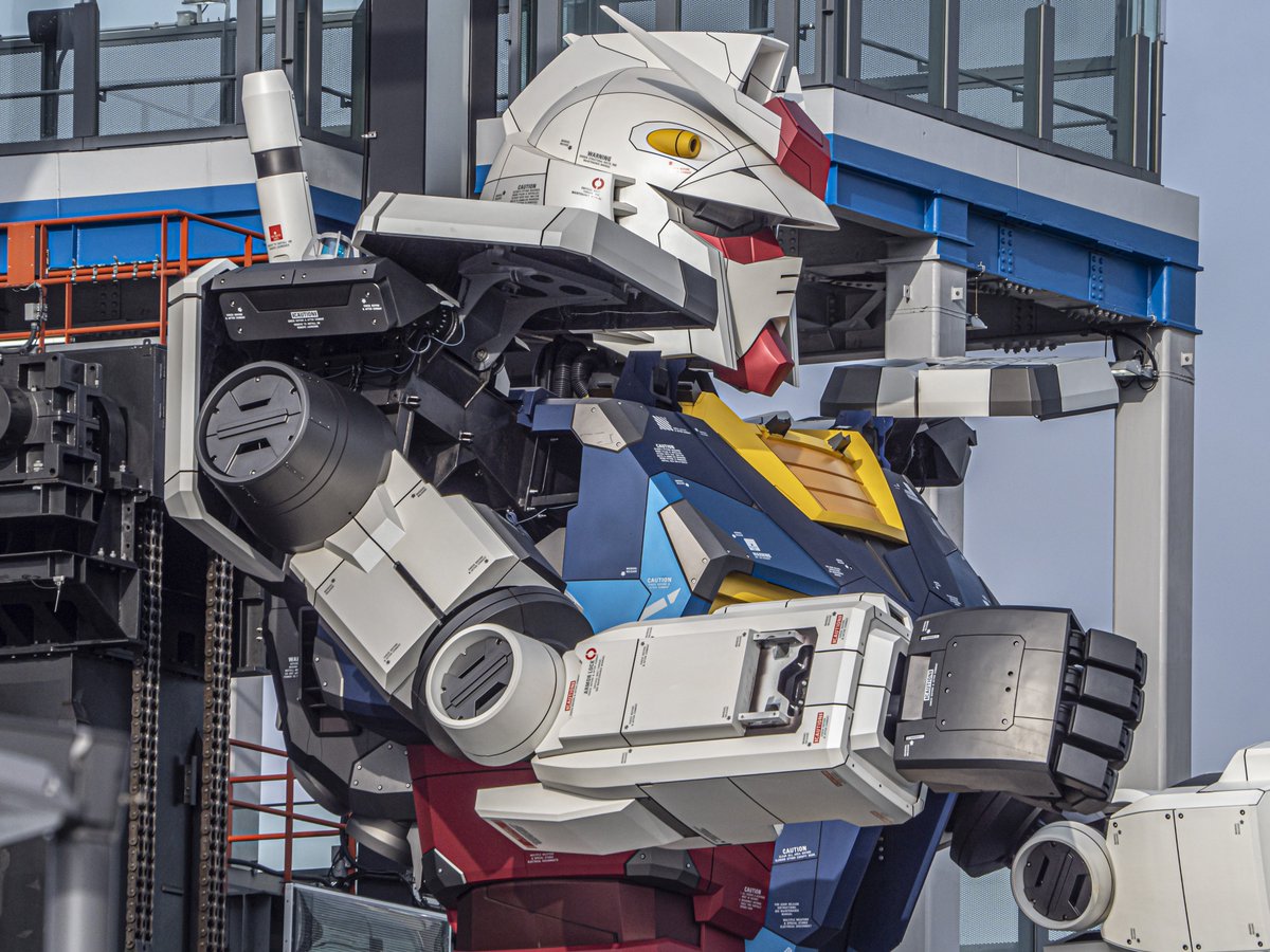 yoshi115t's tweet photo. GUNDAM FACTORY YOKOHAMA
まだ〝動く実物大ガンダム〟建造中に台風上陸があり、その際に『台風対策の固定』がされる様子は見る事が出来ましたが、あの頃は近くまで寄れなかったので再度、観察して来ました。
固定は「腕部ー腰ーDock」を繋げて行います。
腰の外装を外しつつDock側でも作業は進行 #GFY https://t.co/2isl8iWCnH
