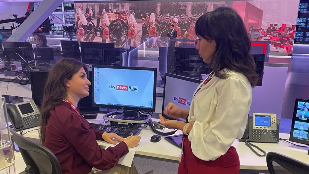 skynewsarabia's tweet photo. مساء الخير وتحية من فريق السوشال ميديا في #سكاي_نيوز_عربية. 
نتابع منذ الصباح مراسم جنازة الملكة إليزابيث الثانية 👑 على شاشة سكاي نيوز عربية ومنصاتها الرقمية 

أثناء متابعتكم للتغطية.. ما هو أكثر شيء أثار انتباهكم في مراسم جنازة #الملكة_إليزابيث الثانية؟
#لندن🇬🇧 https://t.co/vpDbjf9SoI