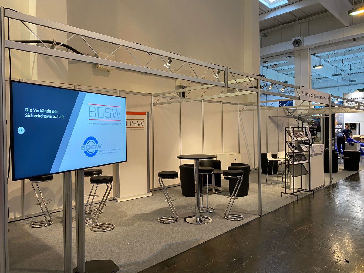 BDGW_eV's tweet photo. Security Messe in Essen - die Vorbereitungen laufen: morgen startet die Messe, u.a mit dem Tag der Aus- und Weiterbild 👩🏻‍🎓👨🏽‍🎓 https://t.co/DZsJnfRiaJ