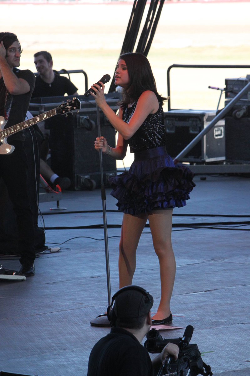 ThrowbackSeIena's tweet photo. September 19, 2010: Selena performing at Sprint Grandstand in Hutchinson, Kansas https://t.co/qBjpFqigLE