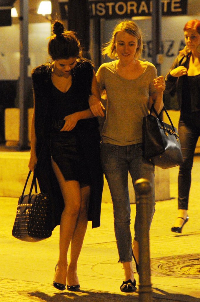 ThrowbackSeIena's tweet photo. September 19, 2013: Selena leaving a restaurant in Milan, Italy https://t.co/kSdMkSVBpM