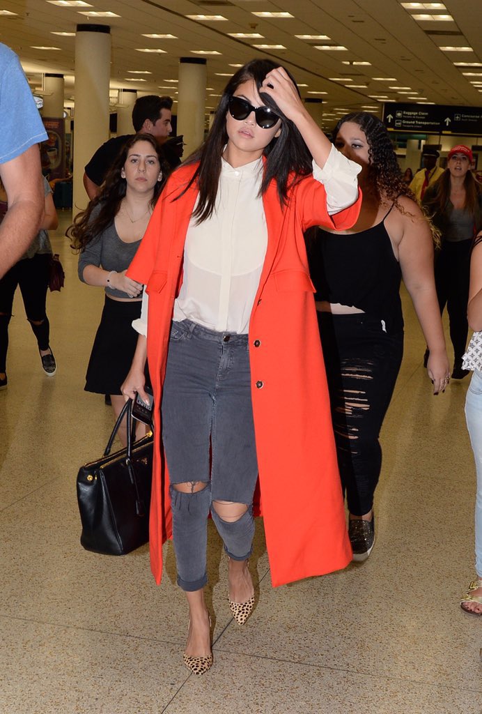 ThrowbackSeIena's tweet photo. September 19, 2015: Selena at an airport in Miami, Florida https://t.co/iUH0vCHiM6