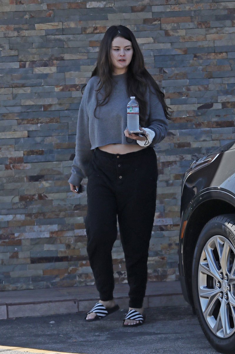 ThrowbackSeIena's tweet photo. September 19, 2021: Selena leaving a restaurant in Los Angeles, California https://t.co/Rge71gt1ak