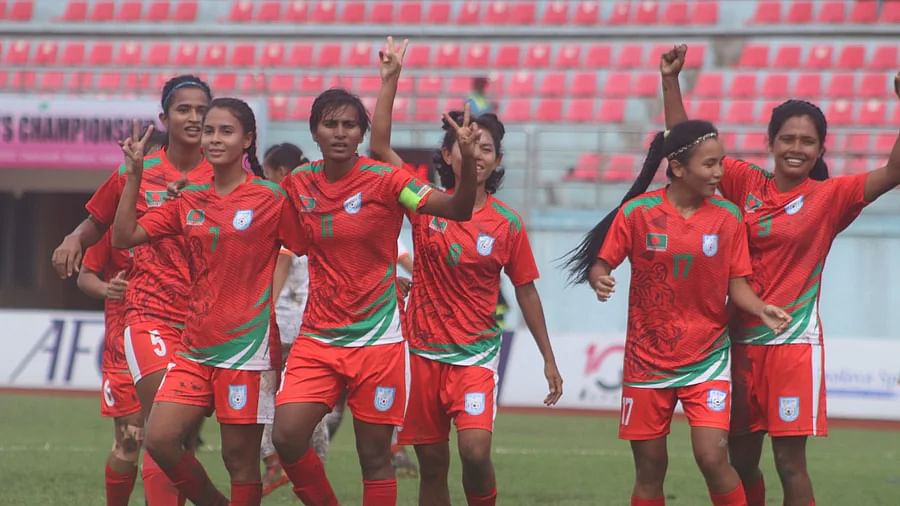 KritiSubah's tweet photo. The #SAFFWomens2022 trophy is on its way to #Bangladesh thanks to our tigresses 🇧🇩🔥

#womanpower https://t.co/nbHNZD9tFk