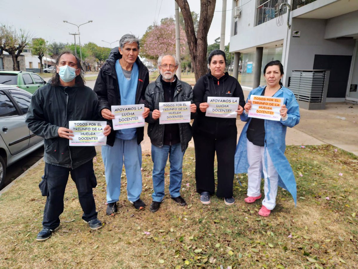 LaviniGerman's tweet photo. #ParoDocente #Amsafe #SantaFe 
Crece la solidaridad con la lucha docente, trabajadores de distintos gremios en apoyo a la huelga de la docencia Santafesina. Junta interna del Hospital Eva Perón de Granadero Baigorria, Cordón industrial de Santa Fe. ✊🏽 https://t.co/zwPrzp5e0F