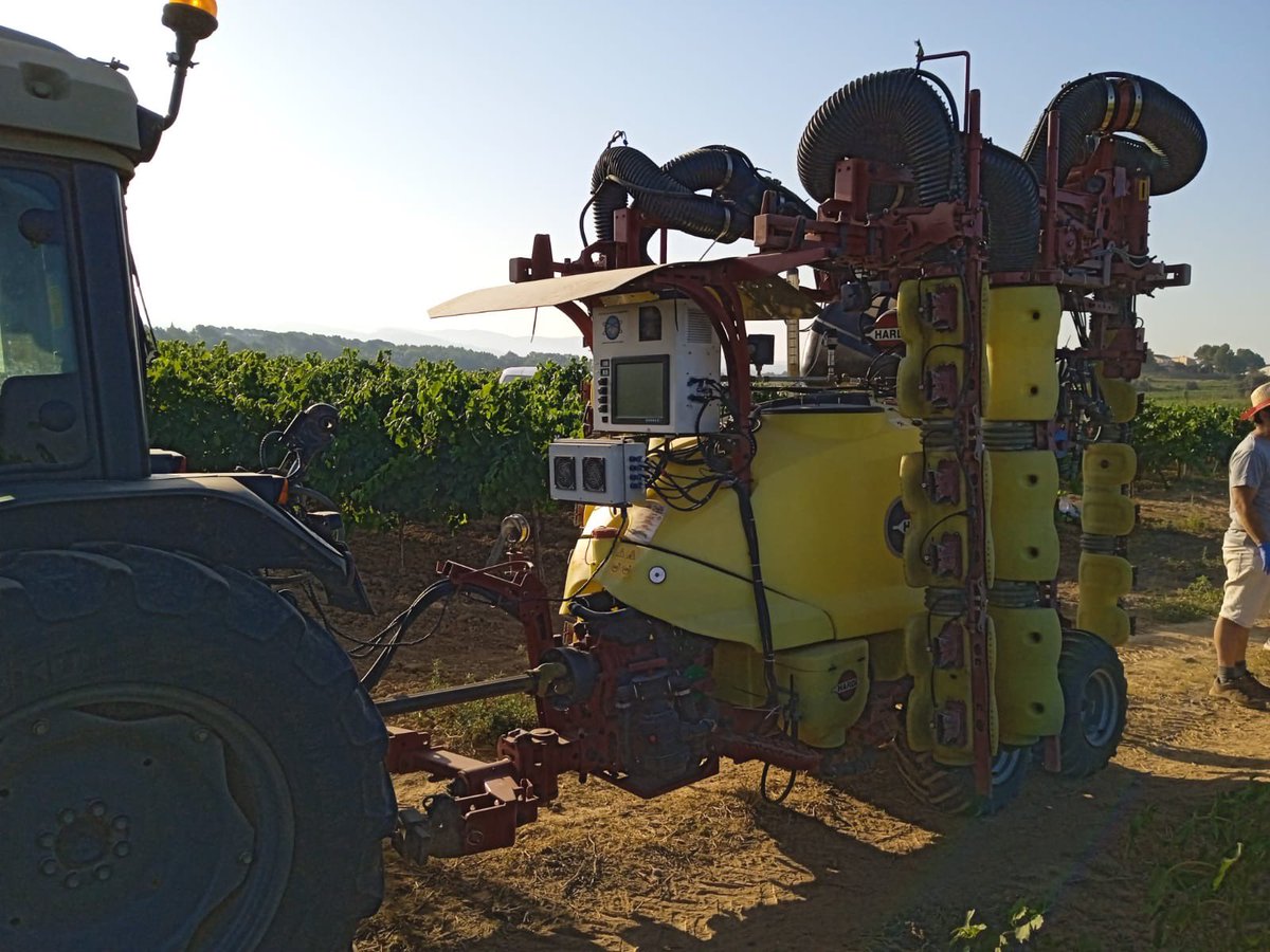 proyectoPIVOS's tweet photo. (…) Se obtuvo mapa de las diferentes zonas de vigor vegetativo en cada parcela de viñedo, a fin de determinar la cantidad de producto óptima a aplicar en cada zona designada. Los ensayos representaron tratamientos fungicidas en parcelas comerciales. #proyectoPIVOS https://t.co/YuFNqSq5v9